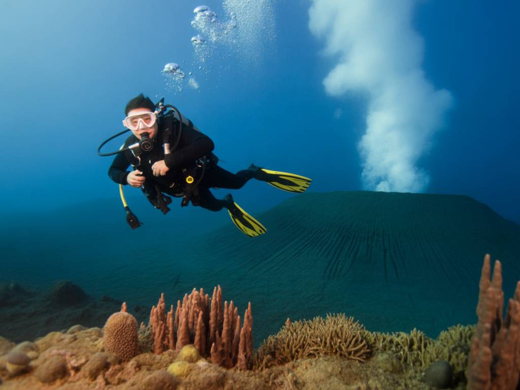 Plongée et exploration des volcans sous-marins : à la découverte des paysages aquatiques les plus extrêmes